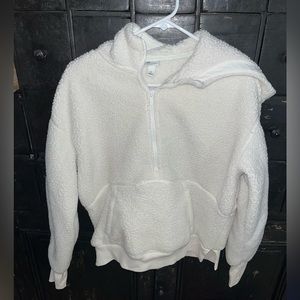 Super warm and cozy white jacket, great condition and no stains!!